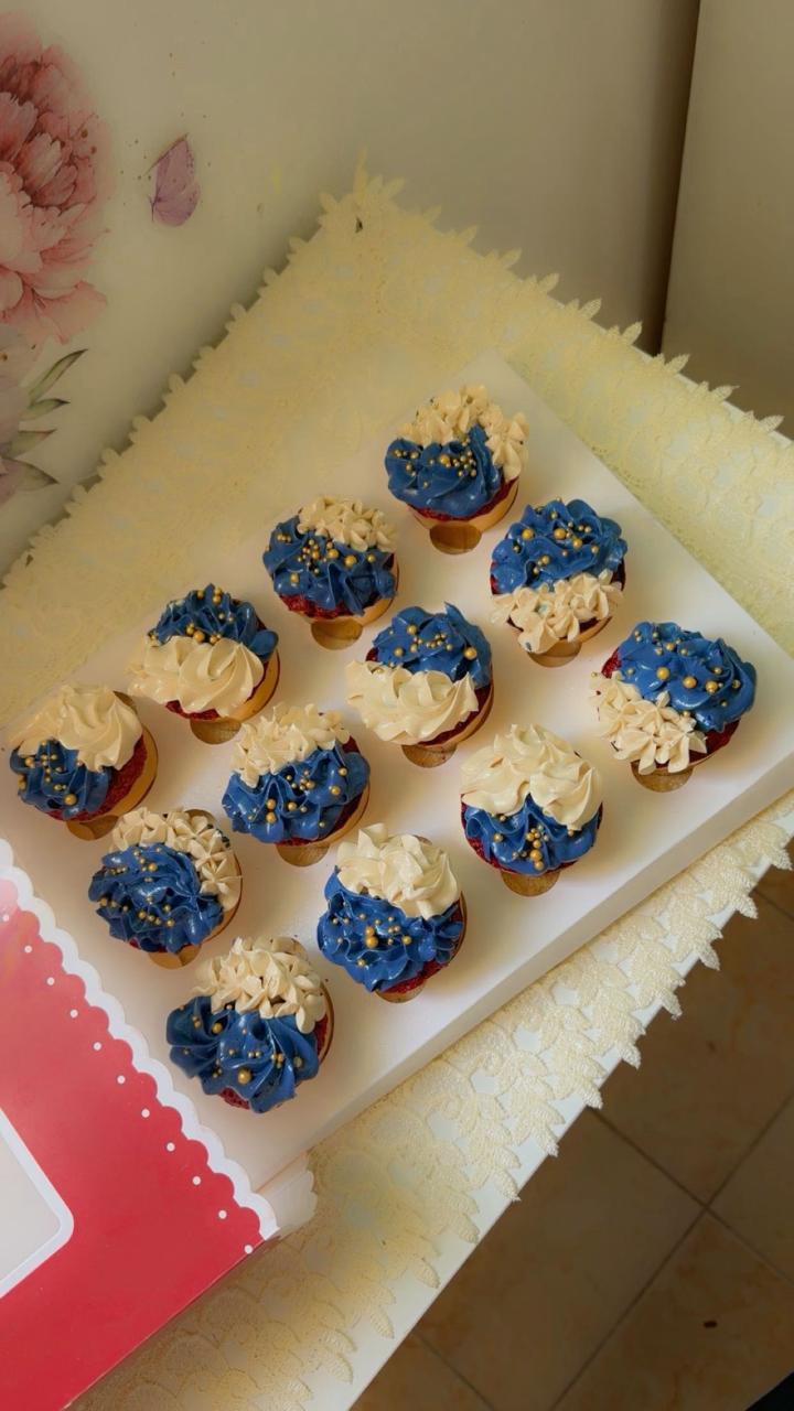 Elegant royal blue and gold cupcakes from Zara Cakes & Bakes Riyadh bakery.
