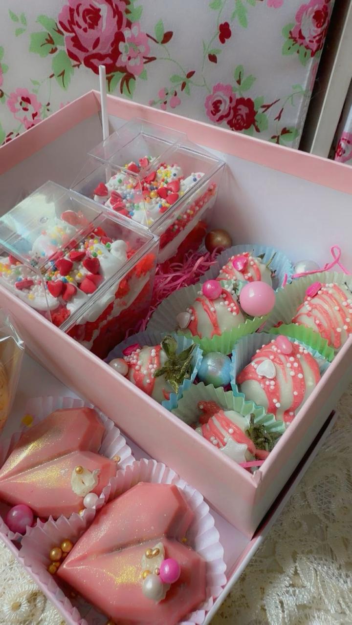 Pink dessert gift box with heart shaped mousse cakes and chocolate strawberries from Zara Cakes Riyadh